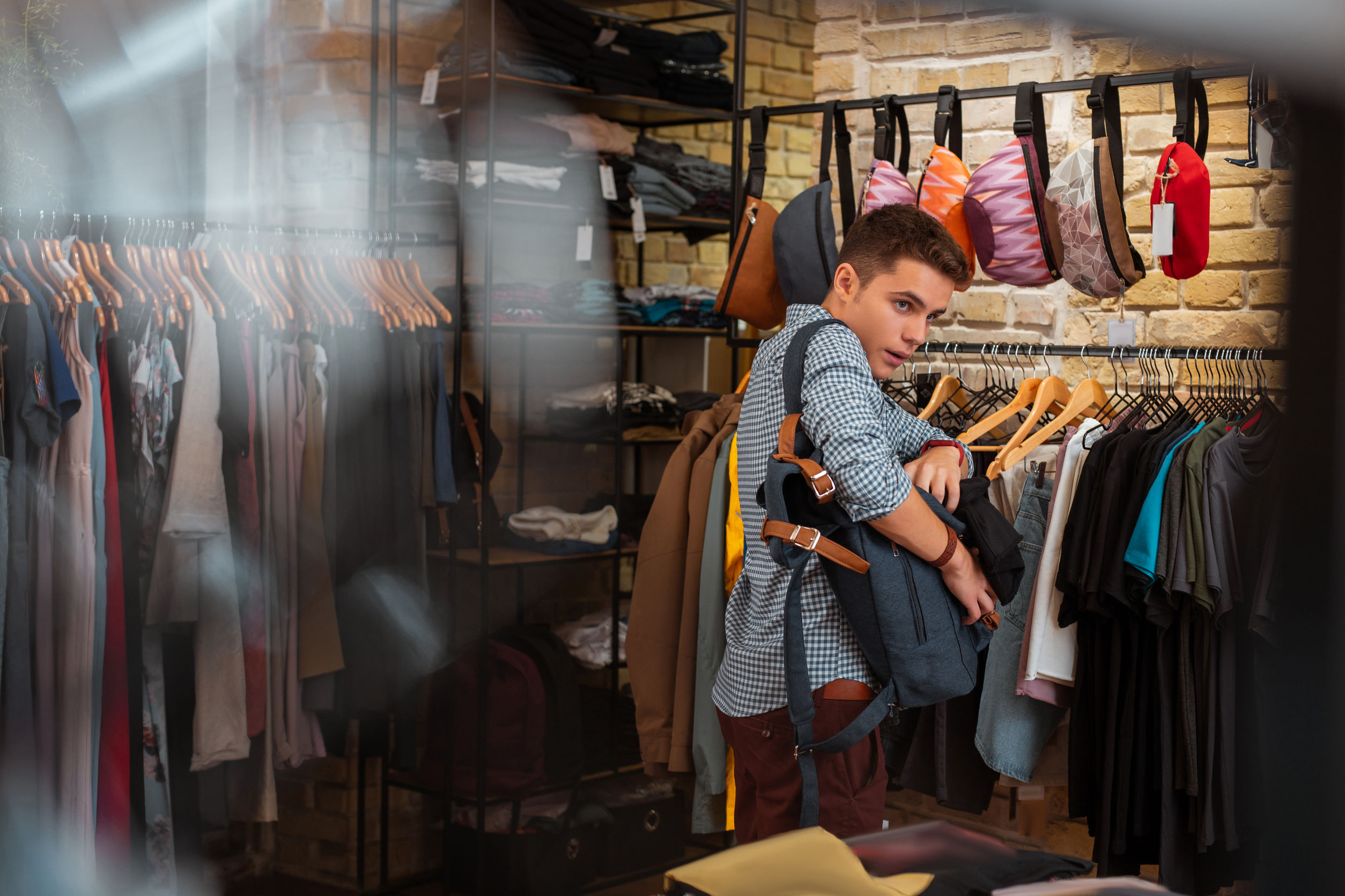 Professional Thief Quickly Hiding Clothes While Stealing Them Kania 